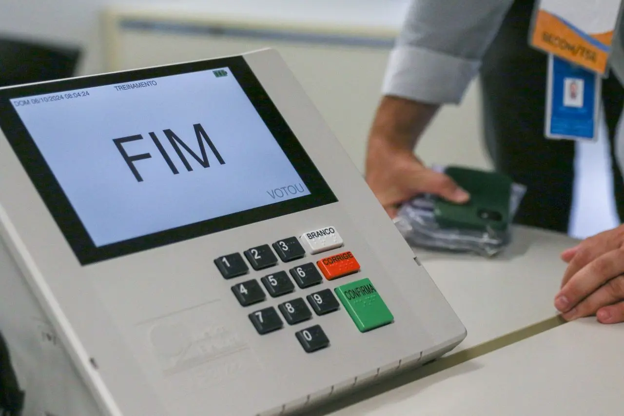 urna eletrônica mostrando a palavra fim na tela