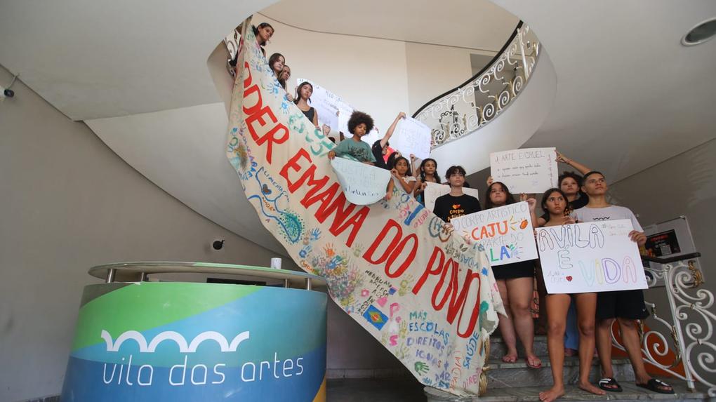 Famílias e estudantes da formação em Dança da Vila das Artes se manifestaram contra mudanças na coordenação e no corpo docente