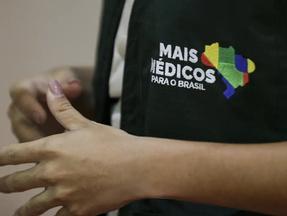 Profissional usando colete do programa mais médicos. Mais Médicos está com inscrições abertas para 3.184 vagas, sendo 252 delas no Ceará; veja cidades