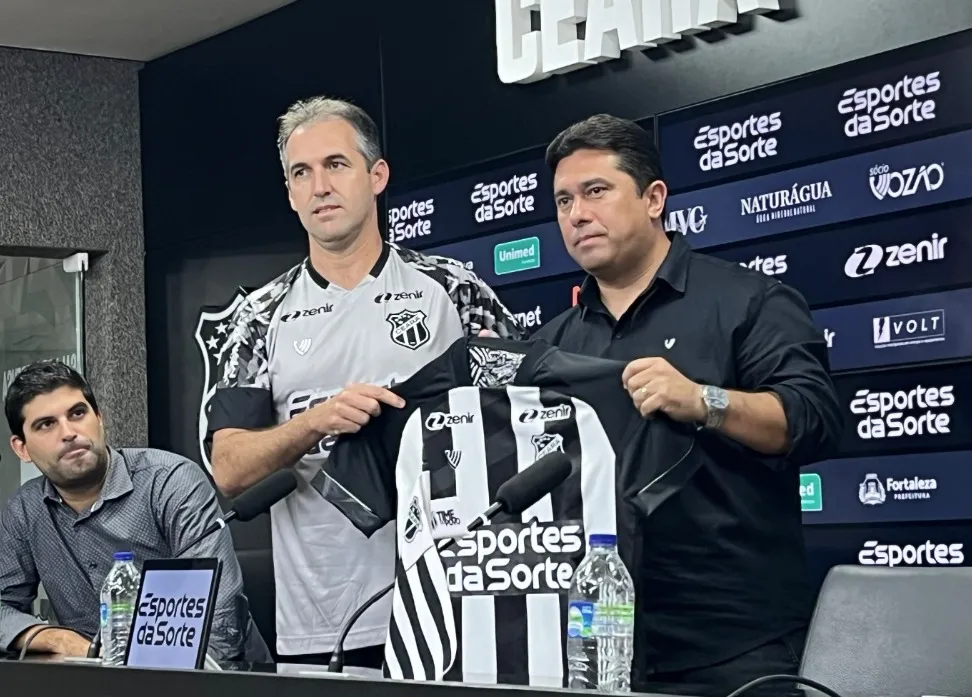 João Paulo Silva entregou a Léo Condé a camisa do Ceará