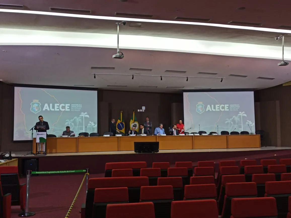 Início da sessão plenária no Auditório Deputado João Frederico Ferreira Gomes