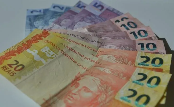 Desvalorização do real favorece a entrada do dólar no mercado brasileiro
