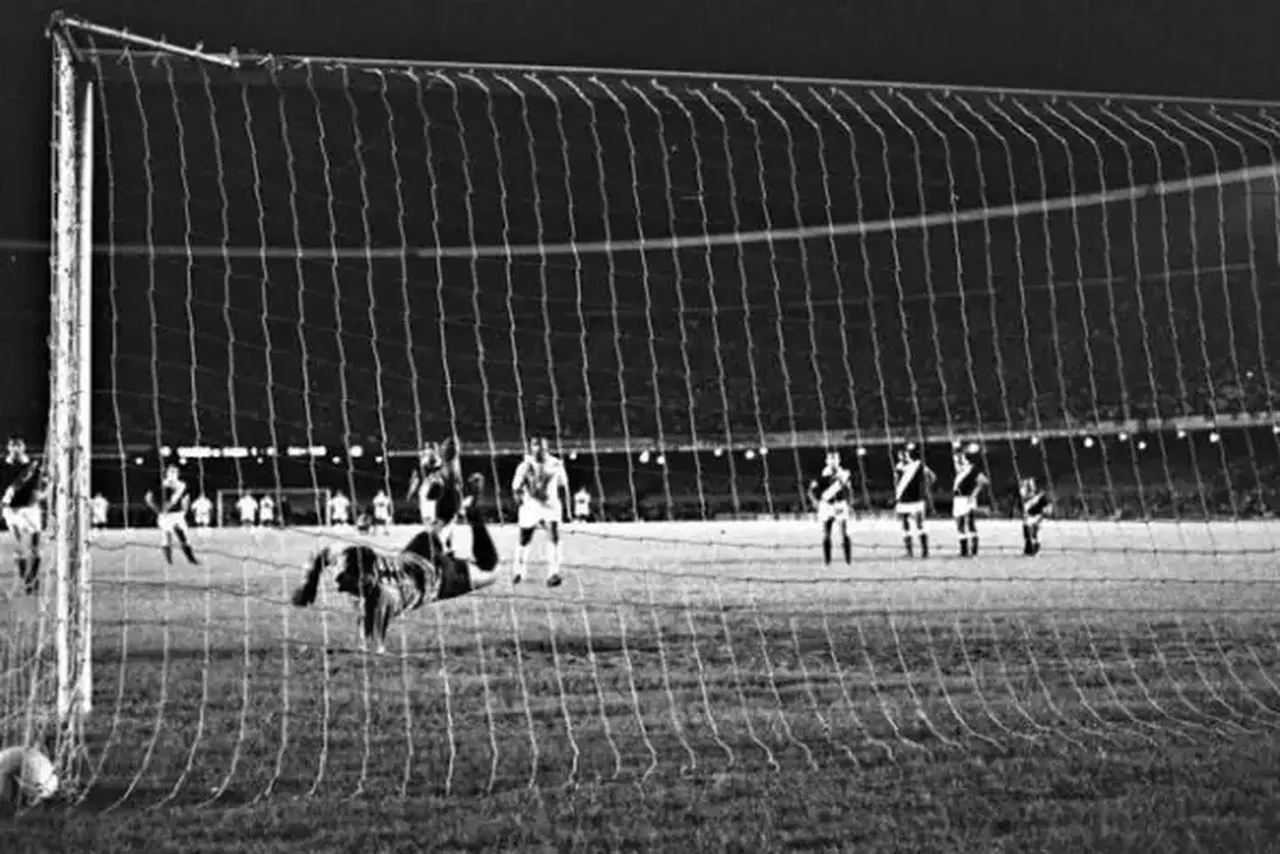 O milésimo gol de Pelé foi em um Maracanã lotado