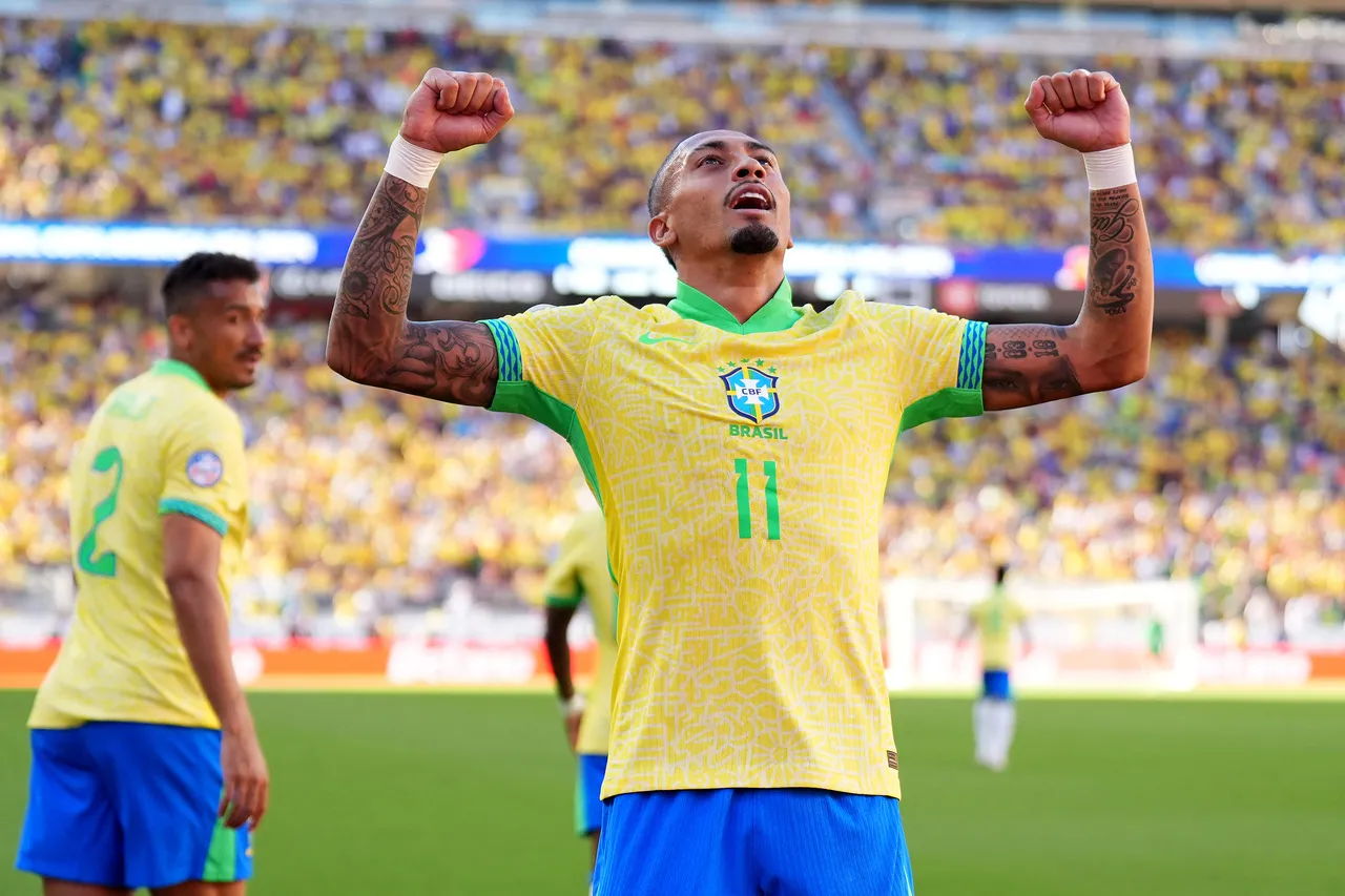 Raphinha abriu o placar para o Brasil com belo gol de falta