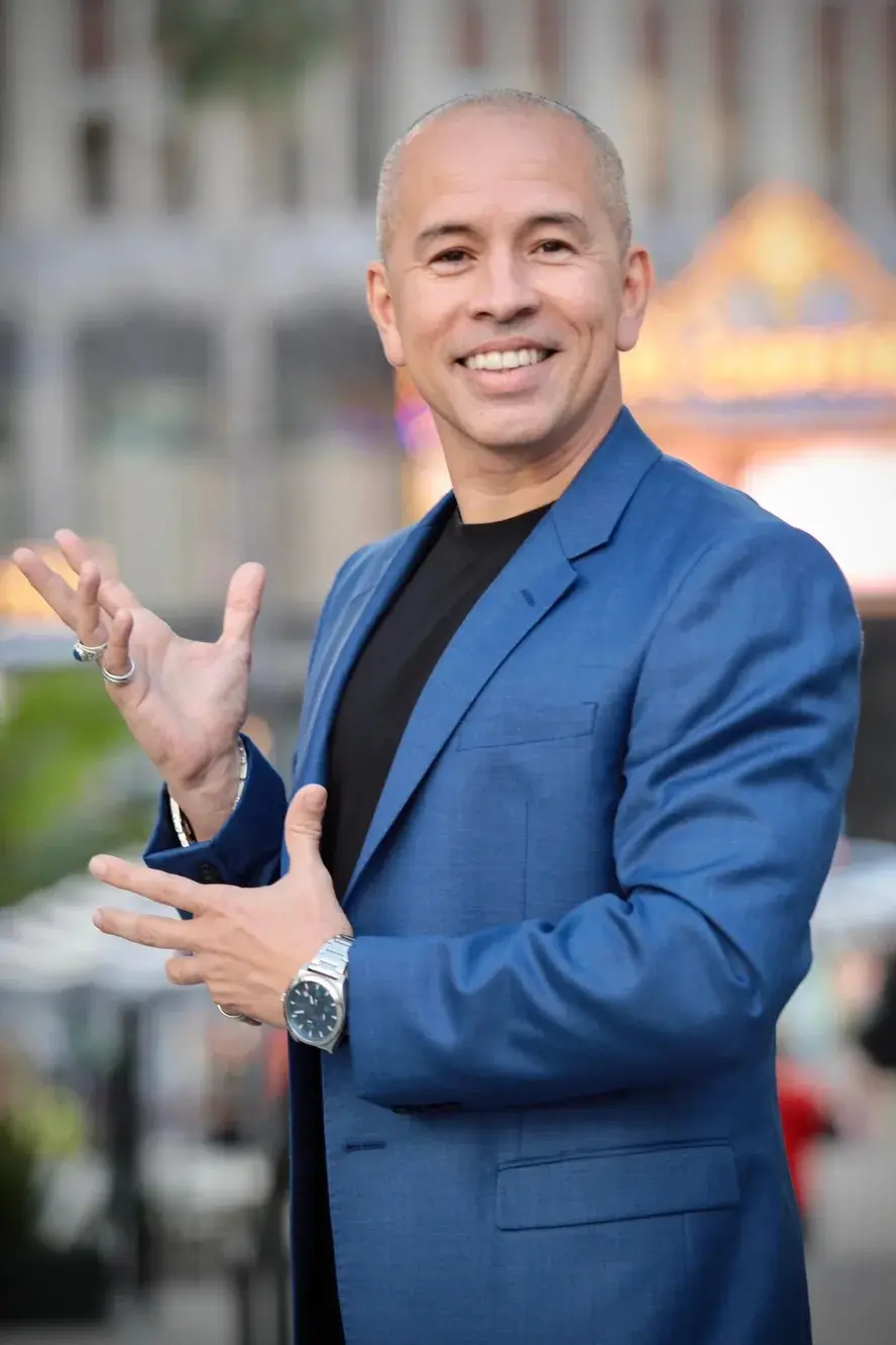 Edmilson Filho estreia sexto solo de comédia da carreira em Fortaleza