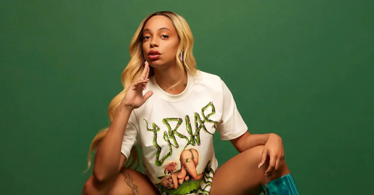 Urias começou a carreira musical em 2019, com o single 