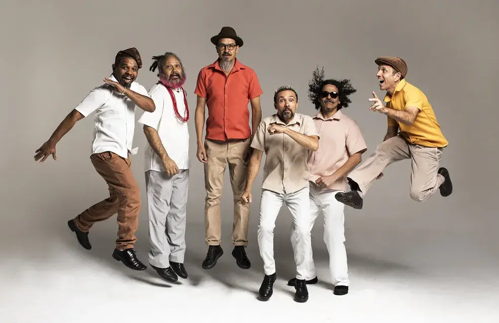 Mestre Ambrósio mistura ritmos como manguebeat, rap e forró