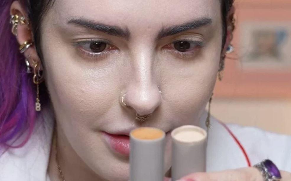 Karen Bachini testa novos produtos da marca Boca Rosa