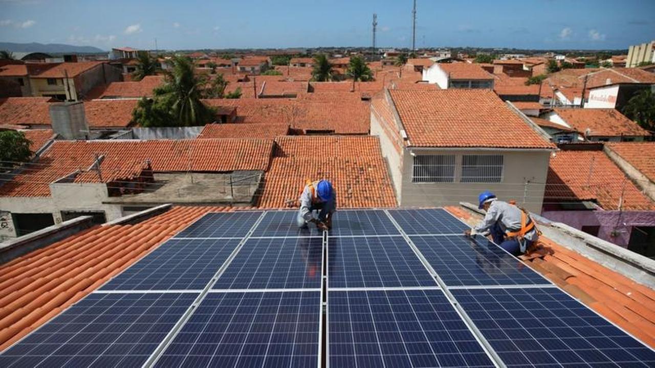 placa de energia solar no telhado de uma casa