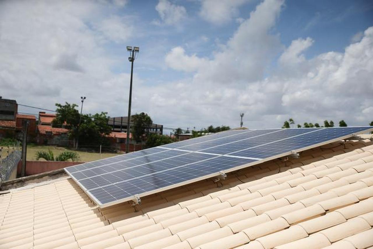 painel de energia solar em telhado