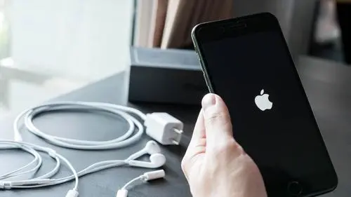 Cearense receberá indenização da Apple por compra de celular sem carregador