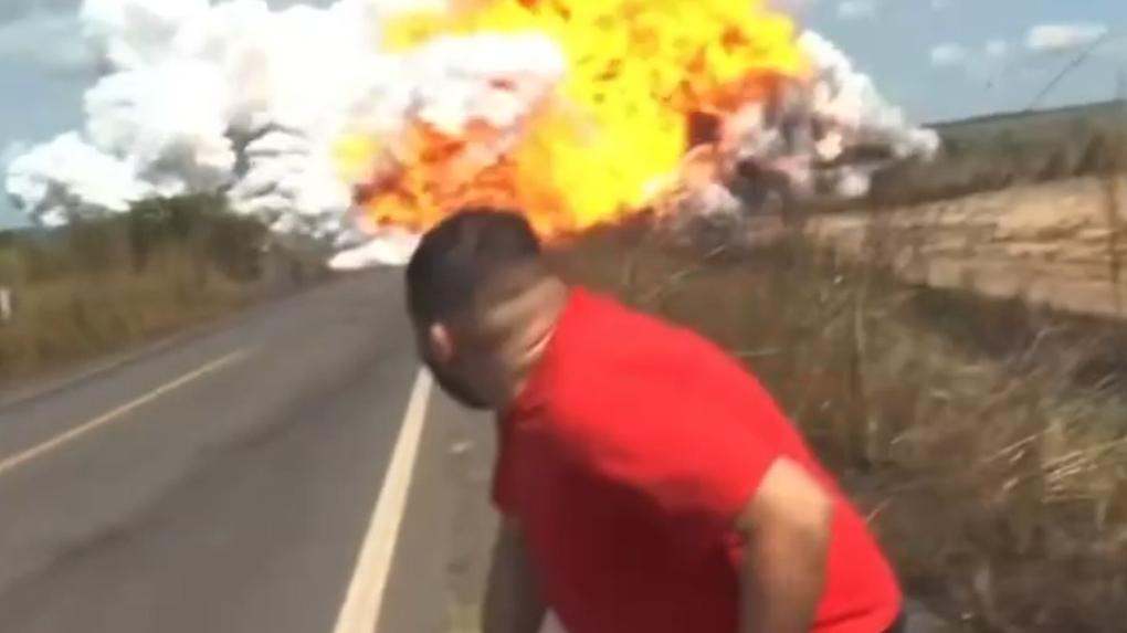 Homem corre de explosão em rodovia federal