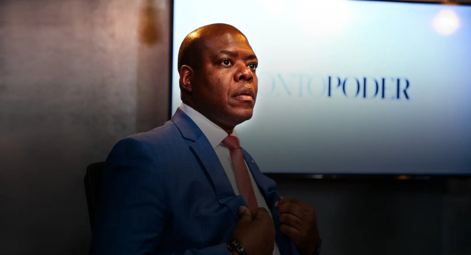 Ministro Silvio Almeida de paletó e gravata