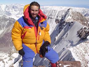 Rodrigo Raineri, alpinista brasileiro morto em acidente de parapente no Paquistão. Brasileiro morre em acidente de parapente quanto tentava escalar segunda maior montanha do mundo