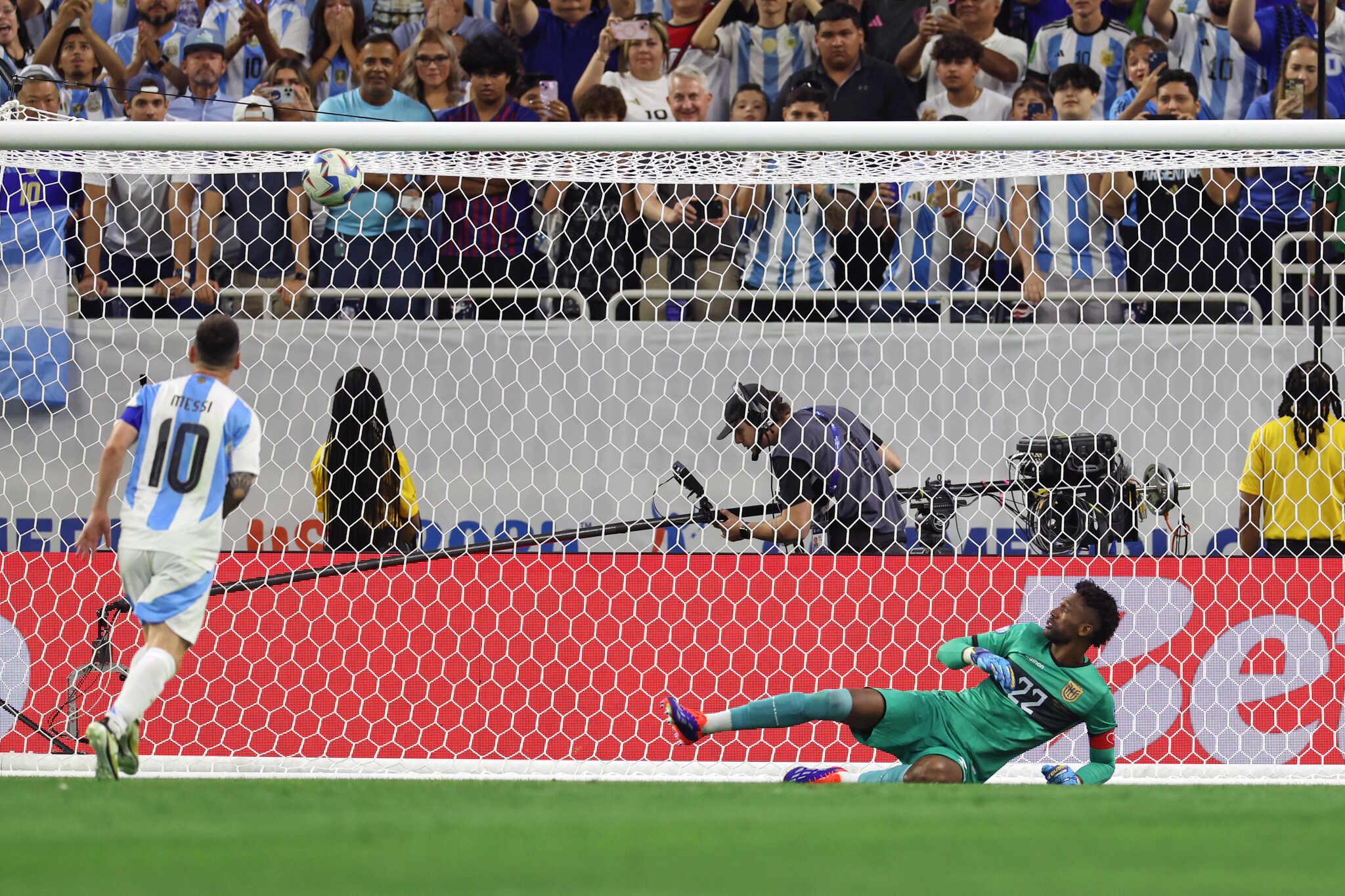 Messi perde pênalti de cavadinha