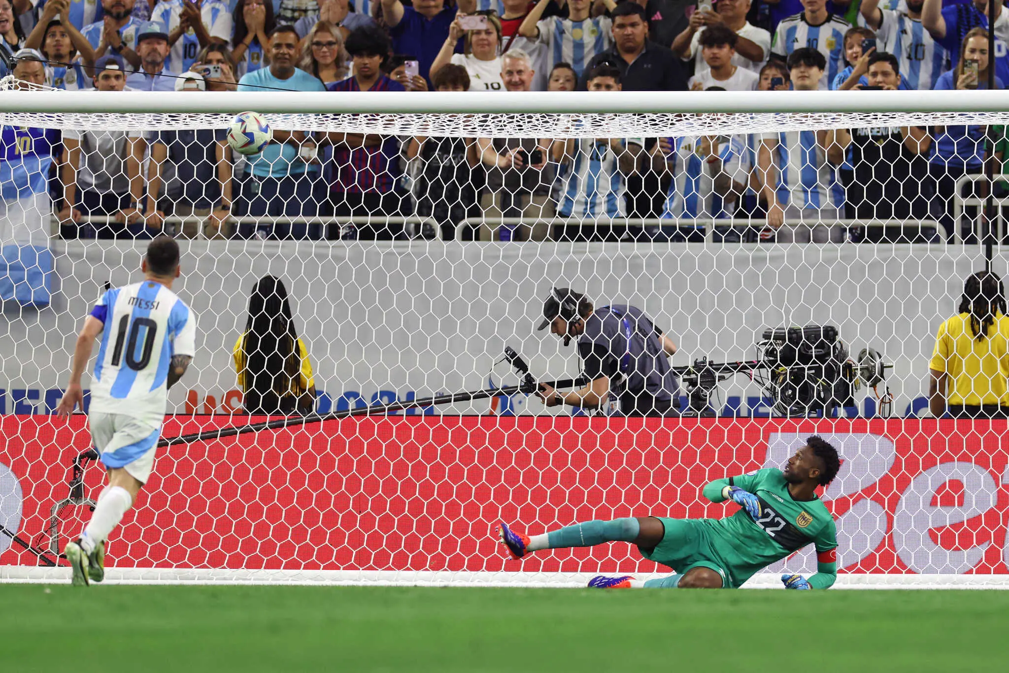 Messi perde pênalti de cavadinha