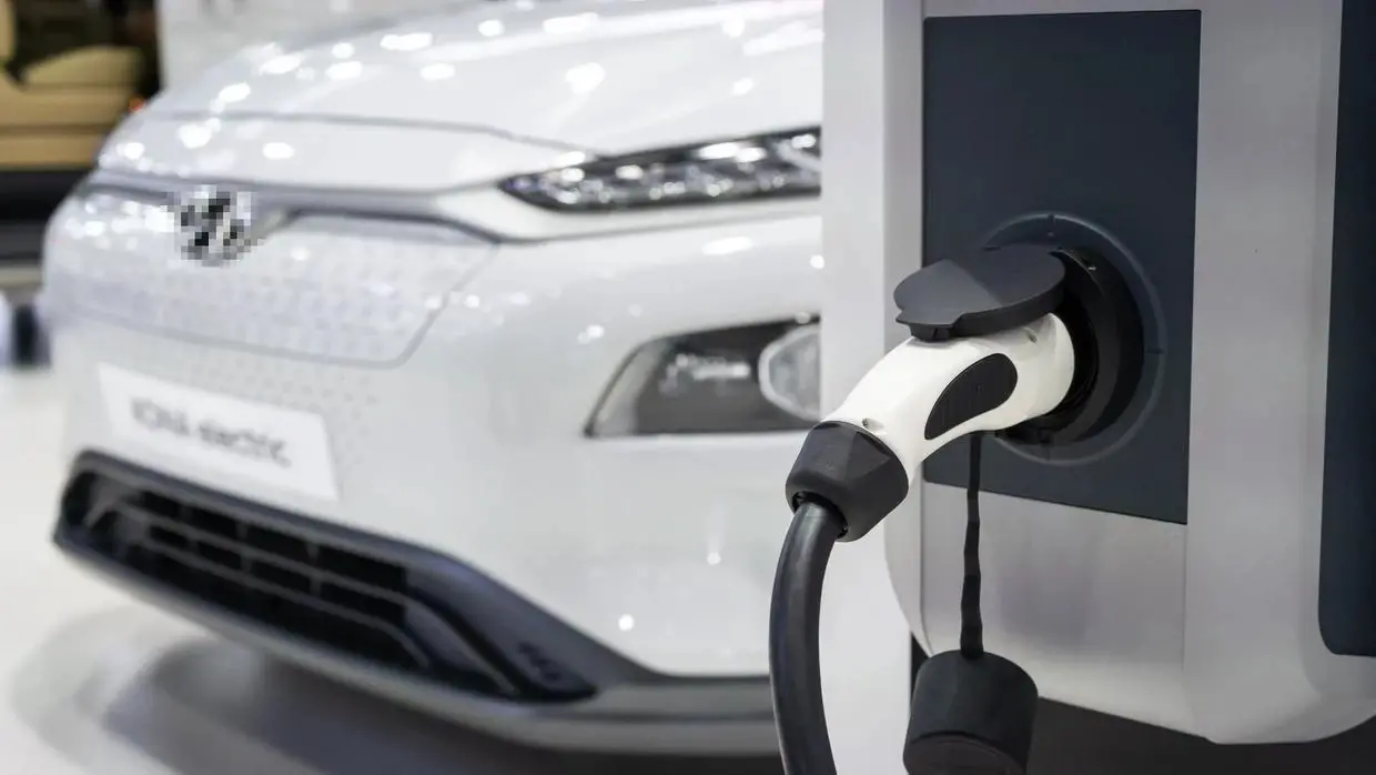 Carro sendo abastecido