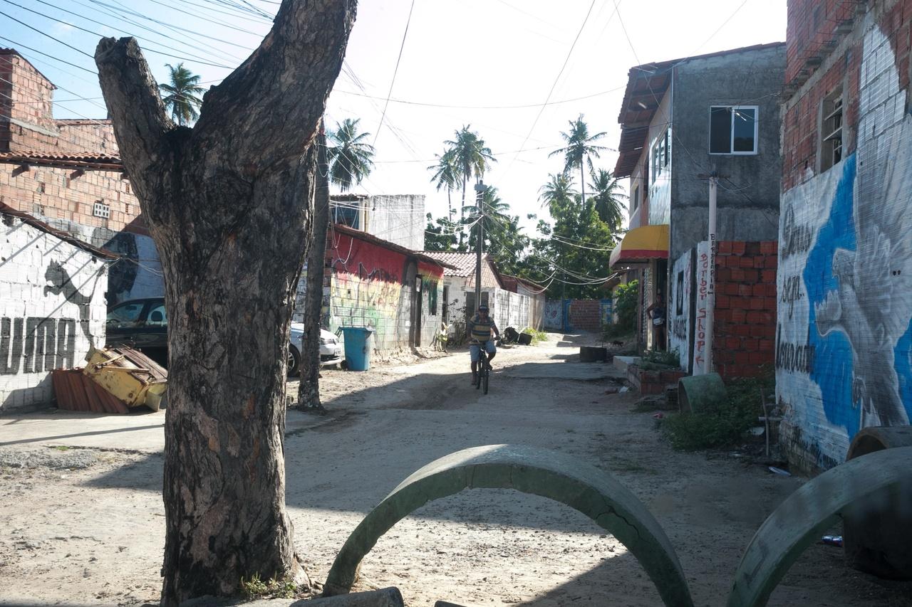 Uma das ruas sem denominação no bairro Lagoa Redonda, em Fortaleza