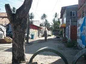 Uma das ruas sem denominação no bairro Lagoa Redonda, em Fortaleza