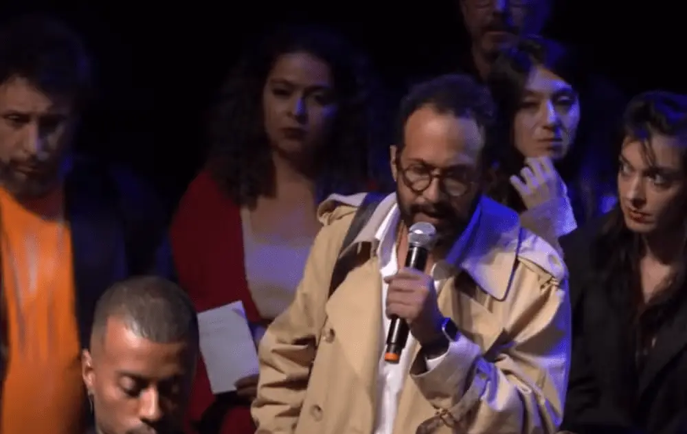 Giu Alles fala no palco após ser revistado por seguranças no Prêmio APCA