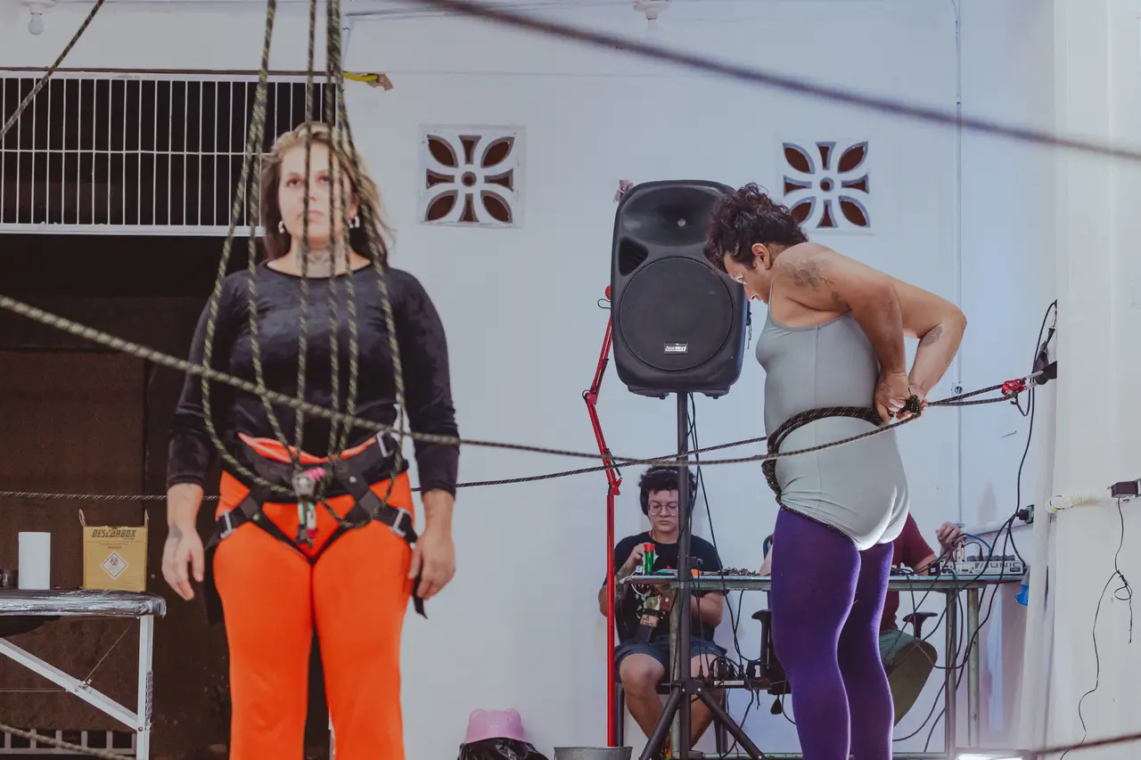 Ensaios para o espetáculo utilizaram técnicas de amarração com cordas