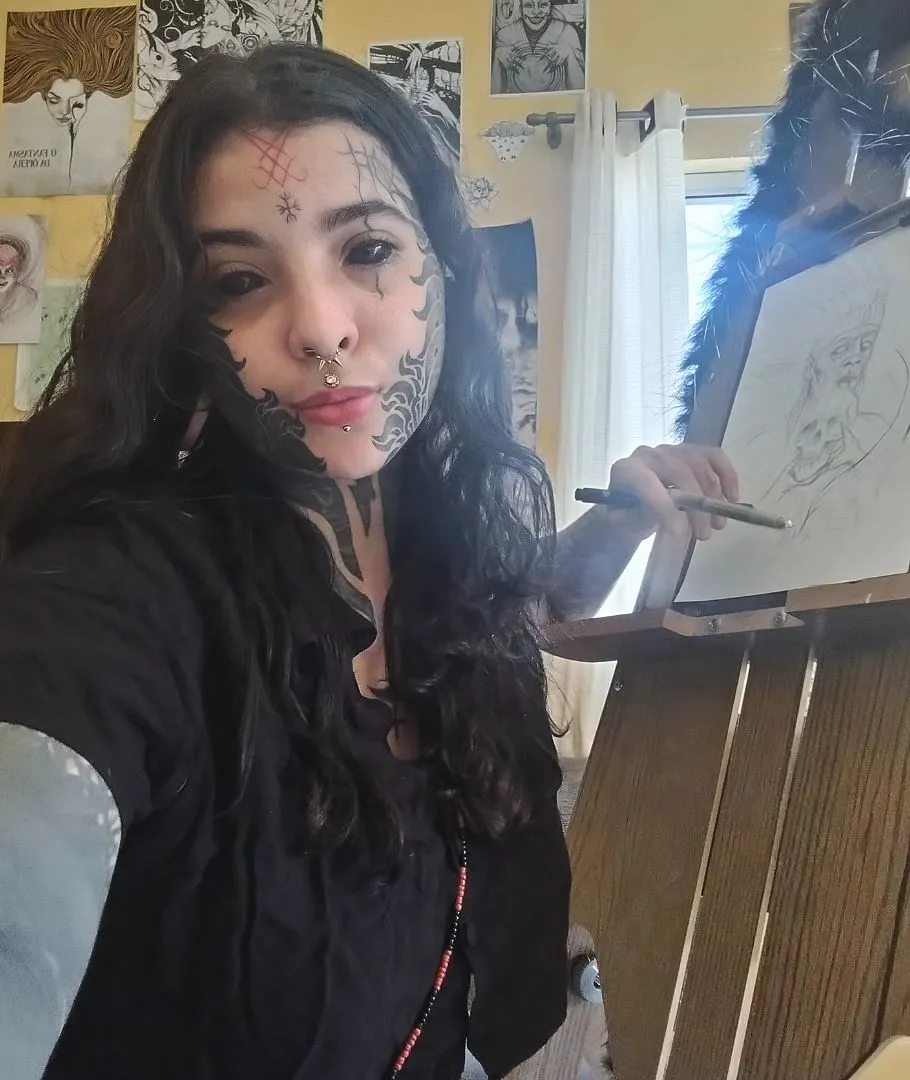 A tatuadora Hanna Barbosa é entusiasta de modificações corporais