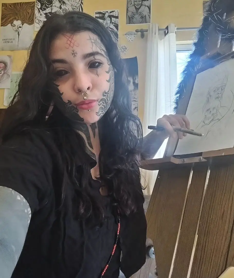 A tatuadora Hanna Barbosa é entusiasta de modificações corporais