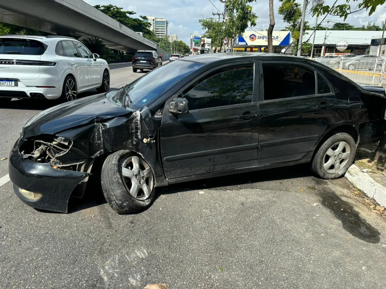 O motorista alega ter perdido o controle do veículo após derrapar na pista