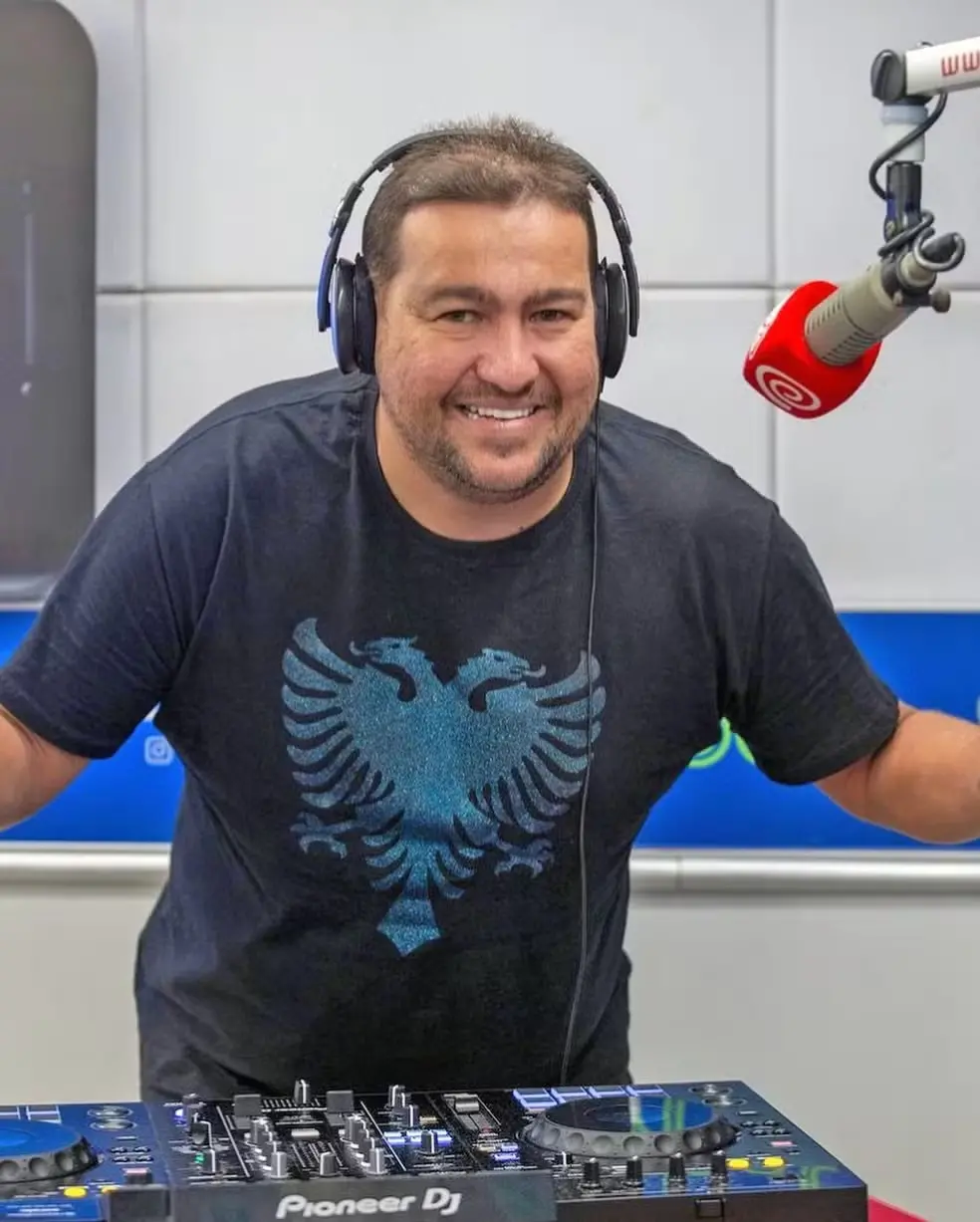 Dj sorrindo