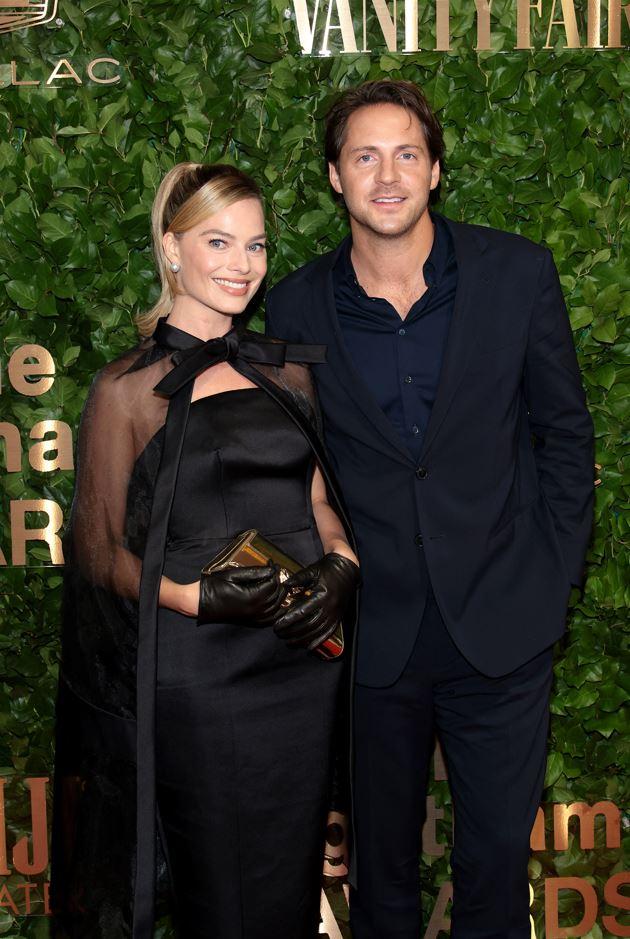 Margot Robbie e Tom Ackerley em premiação