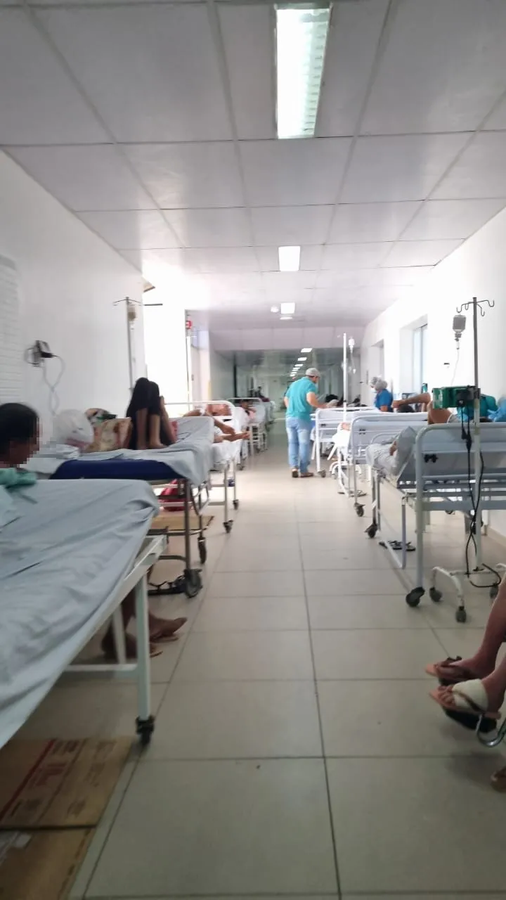 Pacientes em um dos corredores do HGF