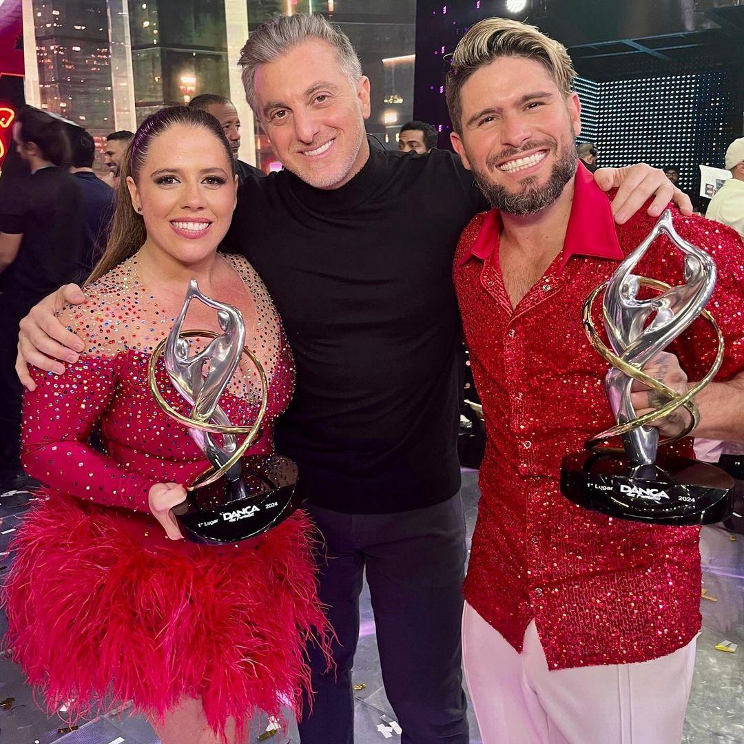 Luciano Huck com os vencedores Tati e Diego