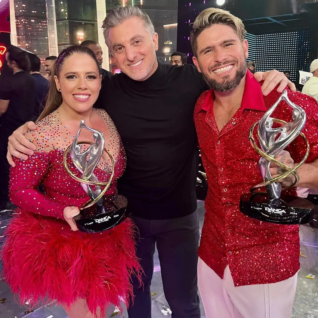 Luciano Huck com os vencedores Tati e Diego