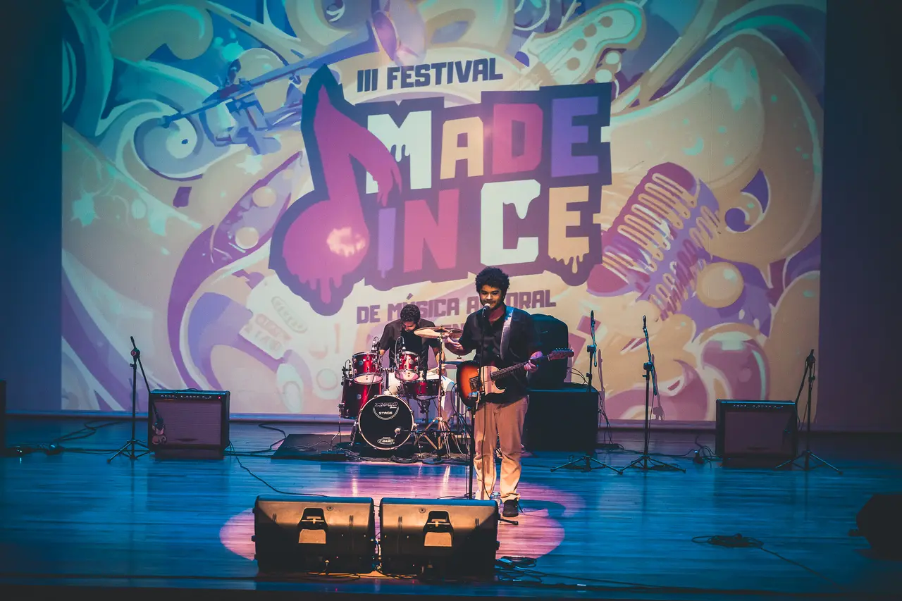 Jef Souza no palco do Teatro Cuca Pici, no Made in CE