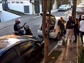 Captura de tela de vídeo que mostra filha do humorista Santos e sua amigas sendo assaltada em São Paulo