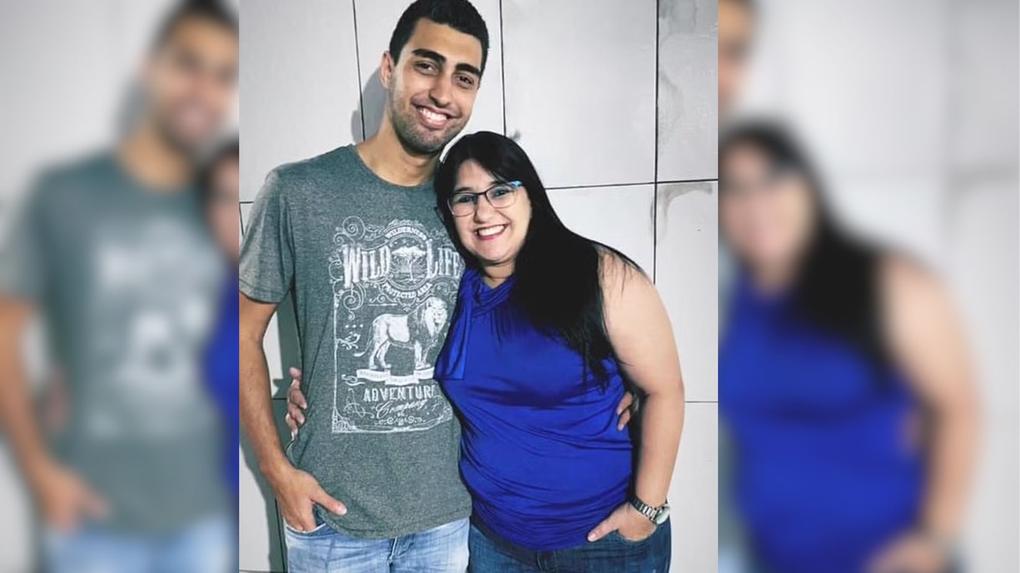 Acusado de matar a mãe no Guarujá em foto ao lado da vítima