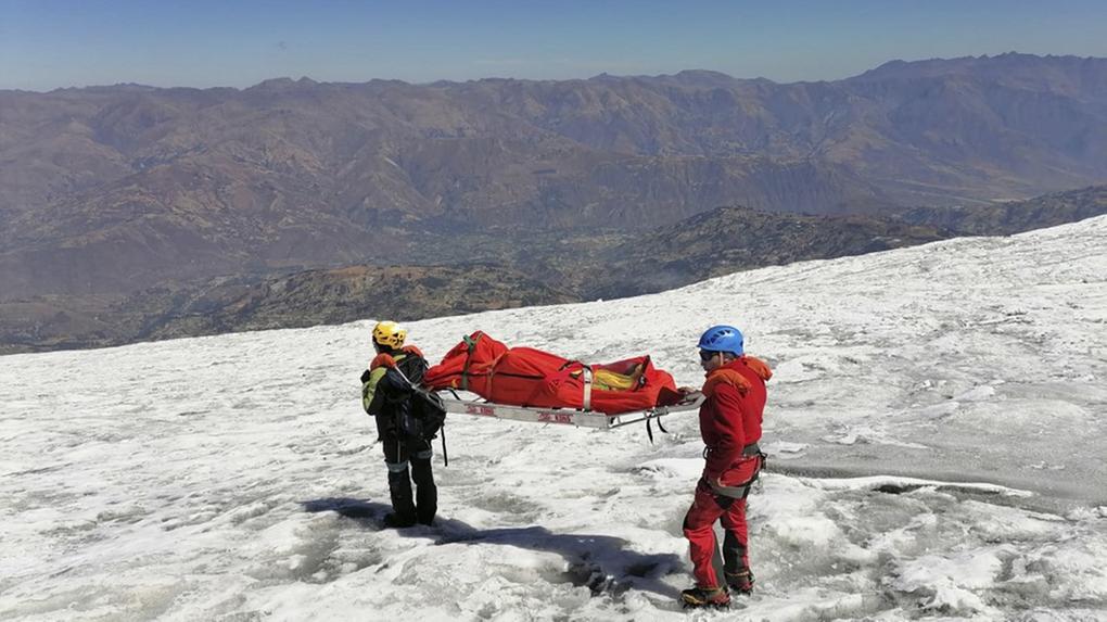 Polícia retirando corpo do alpinista americano William Stampfl, dado como desaparecido em junho de 2002, na região de Ancash, 400 km ao norte de Lima