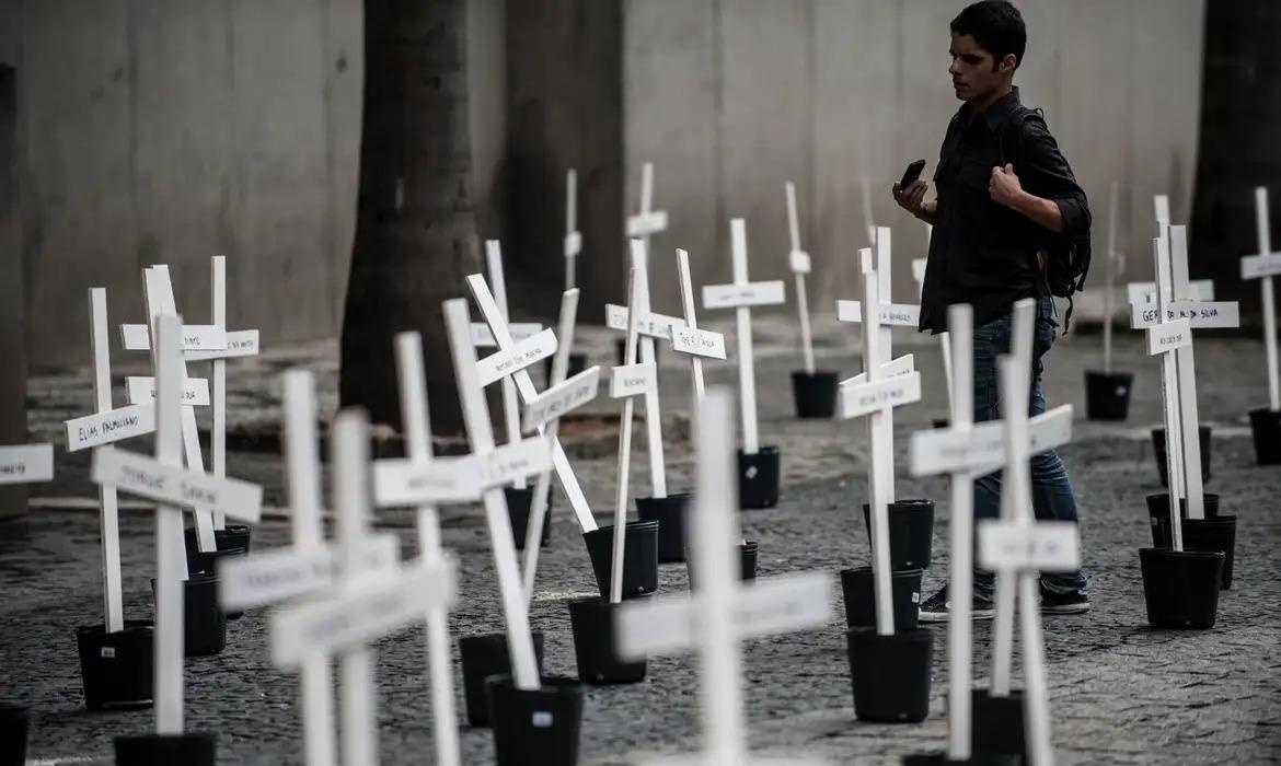 Cruzes brancas marcando as mortes de detentos do Carandiru