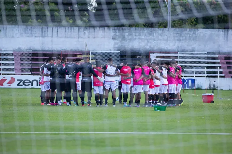 imagem mostra jogadores