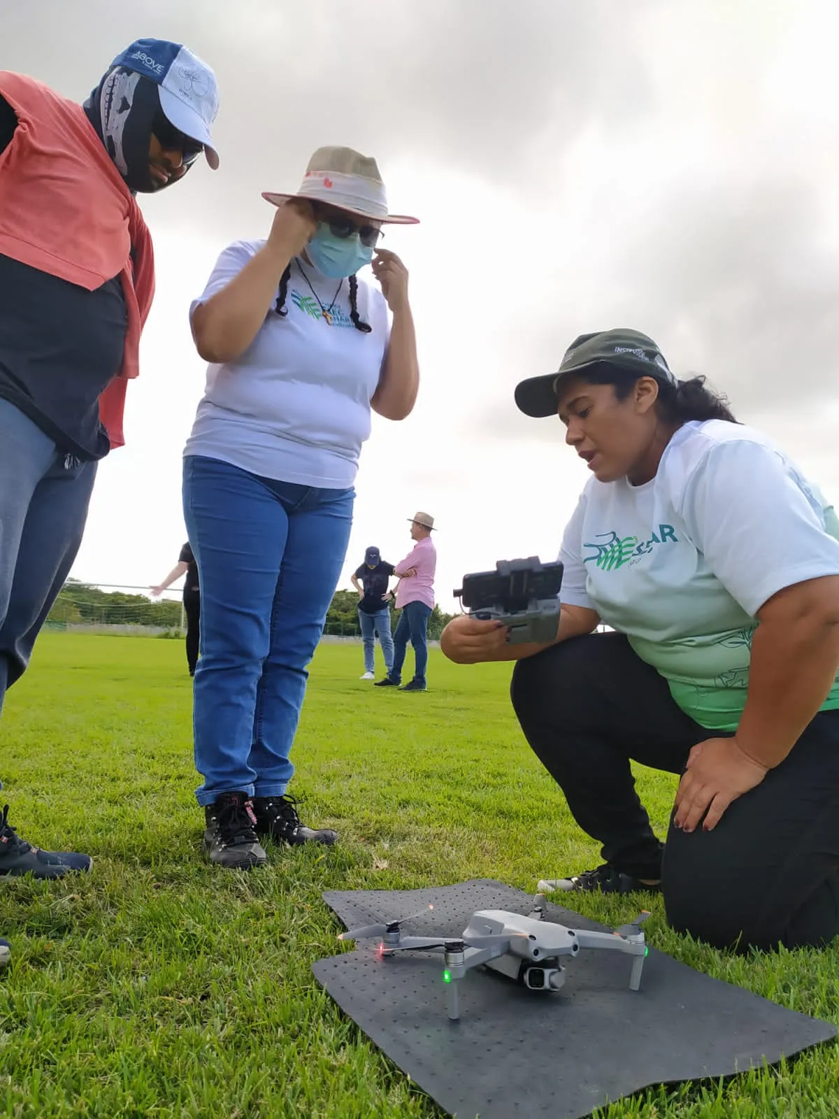 Cássia Rosane durante curso de operador de drones do Senar Ceará. Já são 150 pilotos do equipamentos formados pelo curso no Estado para o meio rural.