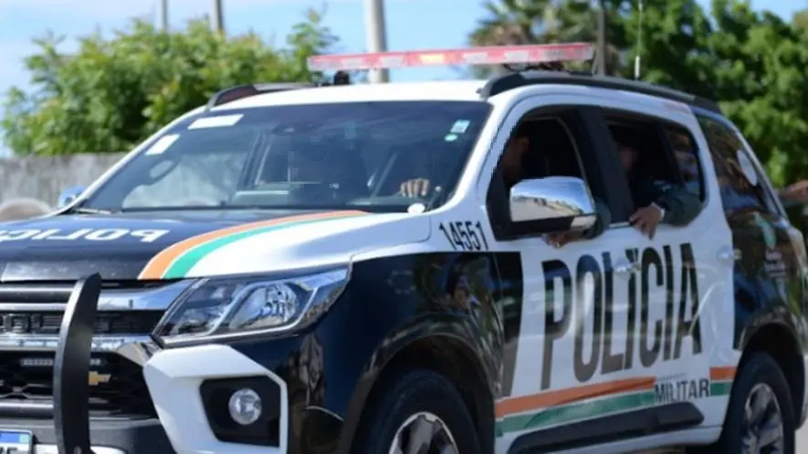 Viatura da PM trafega na rua