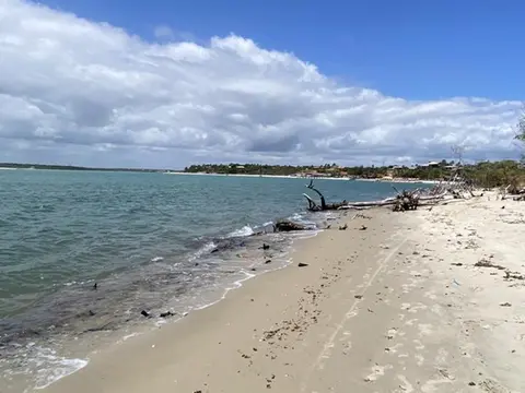 Imagem da notícia: Metade da costa cearense deve perder 10 metros de faixa de areia até 2040, aponta estudo da UFC
