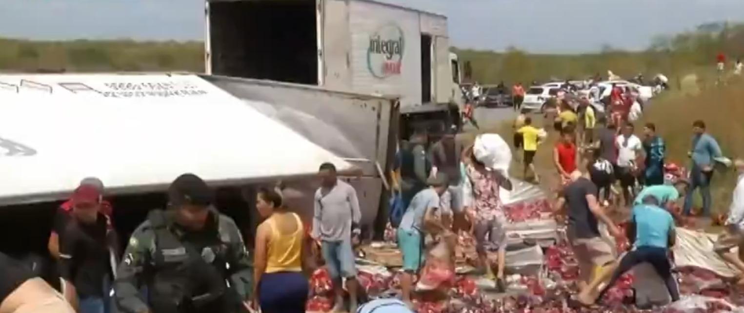 População saqueando carregamento de bebidas em estrada do Ceará