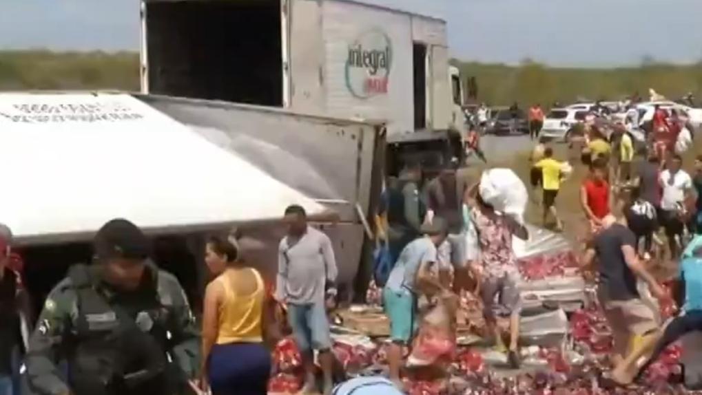 População saqueando carregamento de bebidas em estrada do Ceará