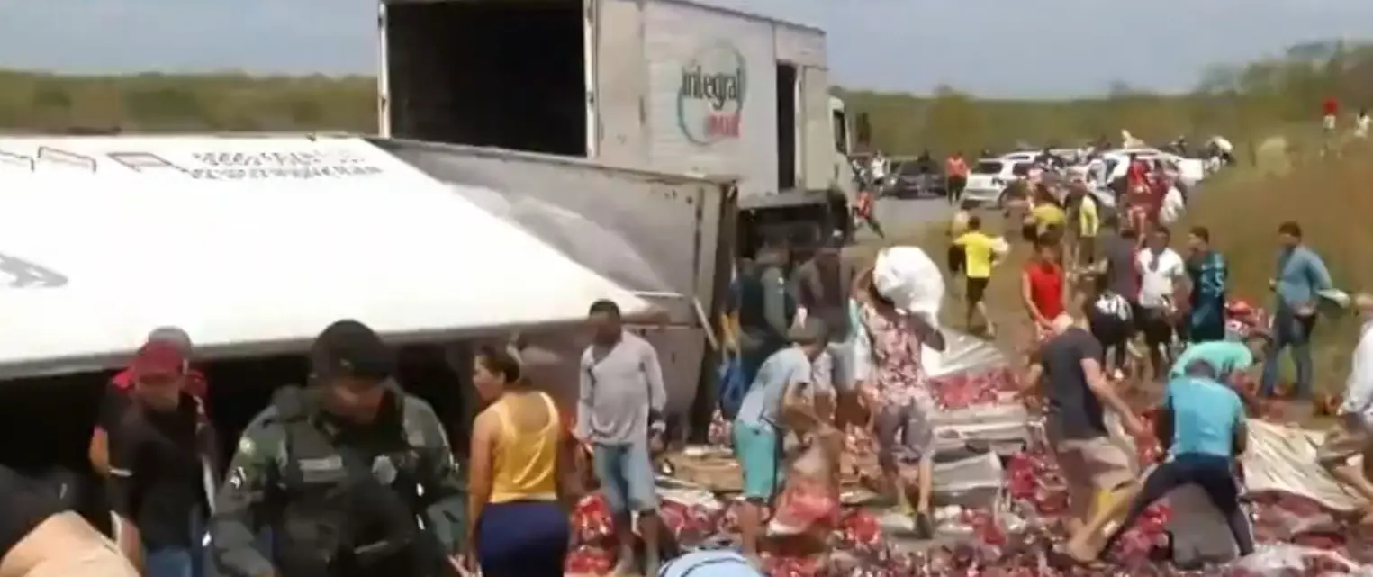 População saqueando carregamento de bebidas em estrada do Ceará