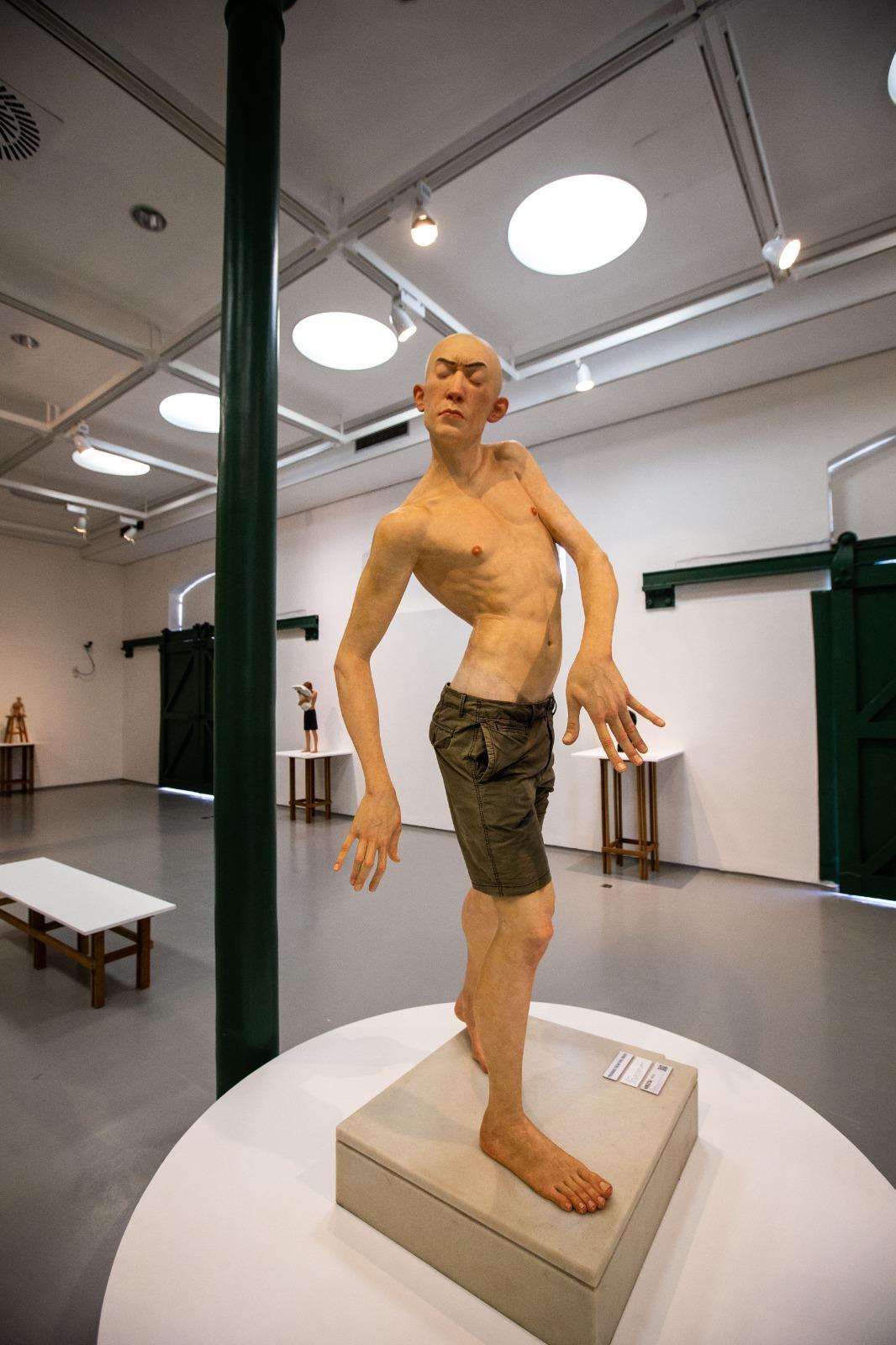 Esculturas reproduzem aspectos do corpo humano com perfeição