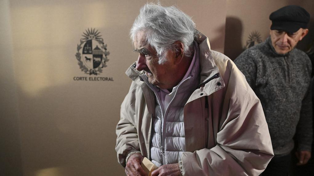 O ex-presidente uruguaio José Mujica vota em uma seção eleitoral durante as eleições primárias em Montevidéu em 30 de junho de 2024