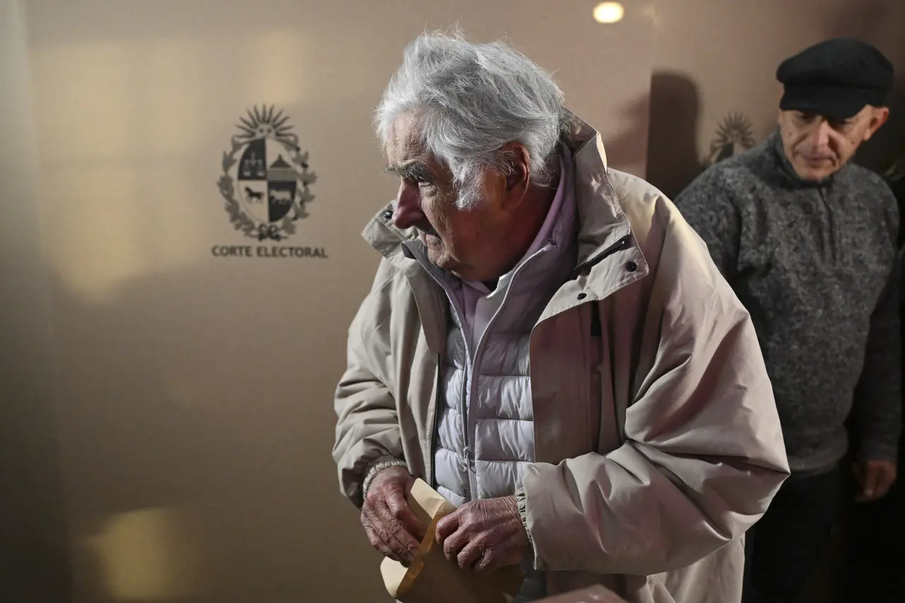 O ex-presidente uruguaio José Mujica vota em uma seção eleitoral durante as eleições primárias em Montevidéu em 30 de junho de 2024