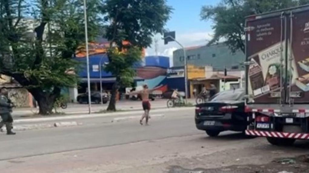 Homem correndo de bermuda em rua de Fortaleza