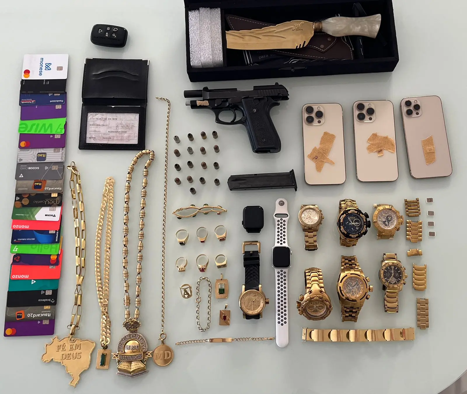 Smartphones, cartões de crédito, relógios, anéis e até uma arma foram apreendidos em operação
